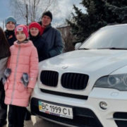 12-річна дівчинка виграла машину BMW X5 в Instagram розіграші (фото)