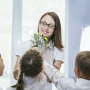 «Не треба вихваляння у батьківських чатах, дозвольте дітям самим навчитися дарувати»: вчителька про подарунки педагогам