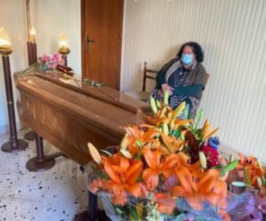 Кладовища заповнені жертвами COVID-19: дочка 2 тижні тримає тіло своєї матері у вітальні, бо не може її похоронити