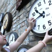 Сезонний «стрибок» у часі нібито «призводить до зміни біологічних ритмів: Рада не скасувала сезонне переведення годинників в Україні