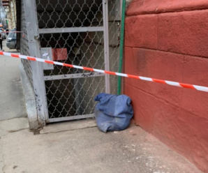 Залишили біля входу в підвальне приміщення: біля школи знайшли тіло вбитої жінки у мішку (ФОТО, ВІДЕО)
