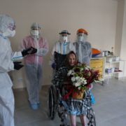 “Легені були сильно уражені”: в Україні від коронавірусу вилікували 100-річну бабусю