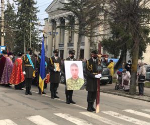 У Калуші попрощалися з убитим на Донбасі військовим (фото)