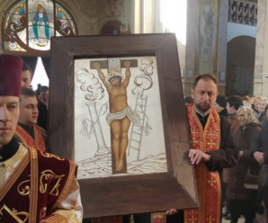Сьогодні у Львів із Зарваниці привезли чудотворну ікону Розп’яття Спасителя
