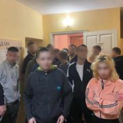 Викрадали й катували: з “реабілітаційного центру” під Києвом звільнили десятки заручників (відео)