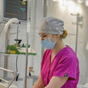 Коронавірус атакує Франківщину: лікарні переповнені, люди лежать у коридорах