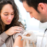 Українцям пояснили, чи можна відмовитися від щеплення проти COVID і вибрати вакцину