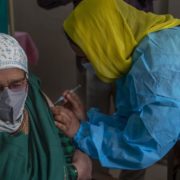 Індія зупиняє експорт препарату Covishield, яким вакцинують українців (ВІДЕО)