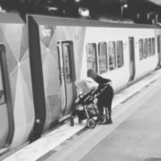 Мати вийшла і забула немовля у вагоні метро, доки розмовляла по телефону