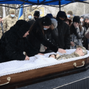 “Мати заливала слізьми гробовину”:  попрощалися з військовим, який загинув на Сході