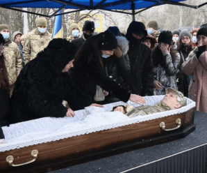 “Мати заливала слізьми гробовину”:  попрощалися з військовим, який загинув на Сході