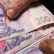 Пенсії в Україні різко впадуть: виплати будуть удвічі меншими