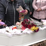 Марійку одягнули в біле плаття: На Херсонщині поховали вбuту 7-річну дівчинку, попрощатися прийшло ледь не все село (Відео)