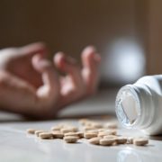 Неповнолітня дівчина намагалася вчинити самогубство, наковтавшись таблеток через сварку