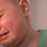 Відео. “Мамо, я не можу більше так, я дуже втомилася”: маленькій дівчинці потрібна допомога