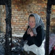 Бабуся, якій сусід спалив будинок, потребує допомоги (фото)