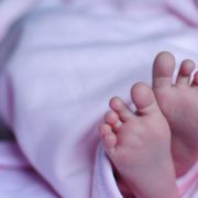 Поклала немовля до морозильної камери: матері загрожує 5 років за ґратами, за вбивство дитини