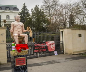 У Празі біля посольства РФ поставили голого Путіна на золотому унітазі