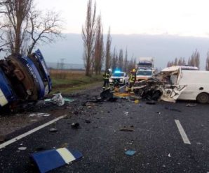 Мікроавтобус із трунами померлих від COVID-19 зіткнувся з вантажівкою: водій загинув