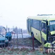 На Прикарпатті легковик влетів у маршрутний автобус, є поранені (фото)