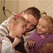 “На днях не стало тата і мами”: двом трирічним сестричкам терміново потрібна допомога, вони в лікарні