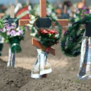 Позували оголеними на тлі могил: семикласниці фотографувалися на кладовищі