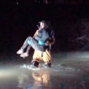 Івано-Франківськ: вночі поліція та ДСНС рятували дівчину, котра застрягла у Бистриці (ВІДЕО)