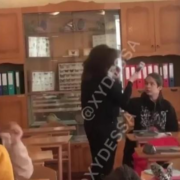 Восьмикласник на уроці бризнув у вчительку з газового балончика (відео)