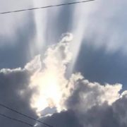 На Львівщині у небі над містом віряни побачили “Божий Знак” (Фото)