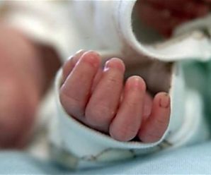 Слідом за сестричкою від отруєння помер 7-місячний малюк, який з’їв юшки з грибами