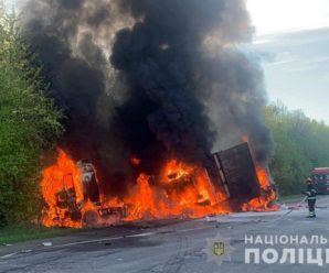 “4 людей згоріли”: перекинулась вантажівка, прижала собою бус і легковик (фото)