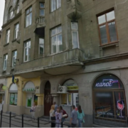 Прикарпатка, якій впав на голову фрагмент фасаду у Львові, відсудила 500 тисяч гривень
