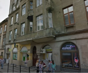 Прикарпатка, якій впав на голову фрагмент фасаду у Львові, відсудила 500 тисяч гривень