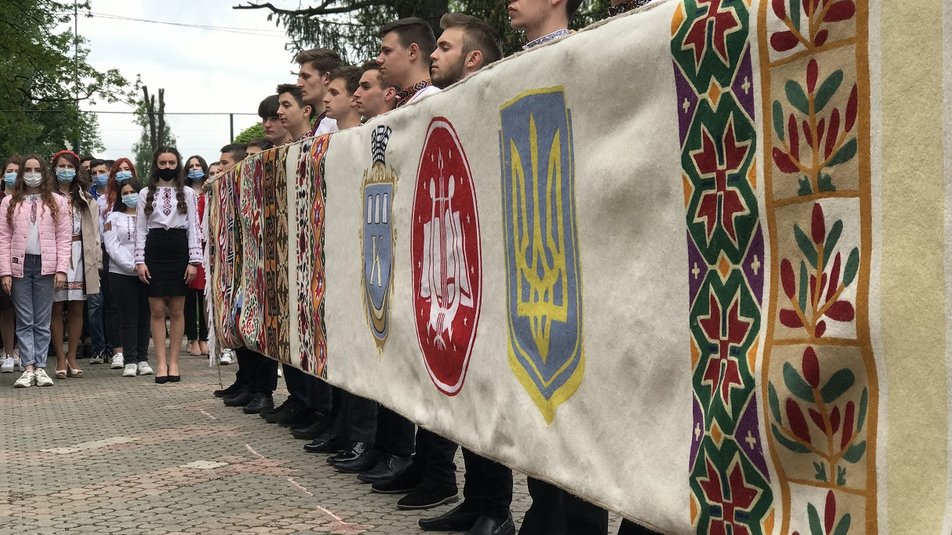 На Прикарпатті розгорнули найдовший вишитий рушник та встановили рекорд України