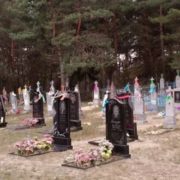 На Рівненщині живі люди встановлюють собі надгробки (фото)