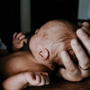 Смерть немовляти під час пологів в Італії: батьки-українці звинувачують лікарів