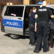 У Німеччині поліцейські затримали бус з українцями: вилучили шалену суму готівки