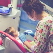 Стоматологи без згоди матері видалили дитині відразу 12 зубів