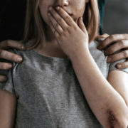 На Миколаївщині 12-річну дівчинку згвавтував батько її подружки