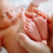 Кабмін пропонує підняти виплати при народженні дитини до 50 тисяч гривень