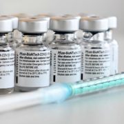 Українські освітяни отримають майже пів мільйона доз вакцини Pfizer