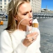 «Ви ж не якийсь сексист»: Фреймут показала, як правильно їсти морозиво (відео)