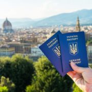 «Іди в дyпy, Україно!»: українка з дітьми викинула паспорти після відмови у вильоті до Туреччини (відео)