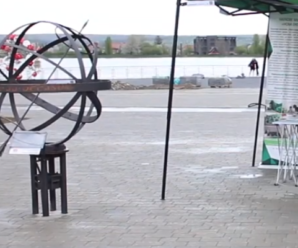 В Івано-Франківську на міському озері відкрили сонячний годинник. Відео