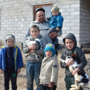“До останнього подиху думала про синів”: Василь Корець сам виховує 5 дітей, після смерті дружини