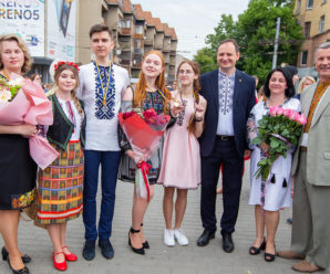Кращим випускникам шкіл Івано-Франківська вручили заслужені медалі (фото)