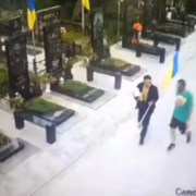 У Полтаві вандали зірвали прапор України з могили військового