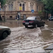 Через сильний дощ Івано-Франківськ знову затопило