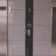 У Польщі з 15 поверху зірвався ліфт з українцями