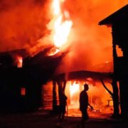На Закарпатті блискавка спалила базу відпочинку: фото